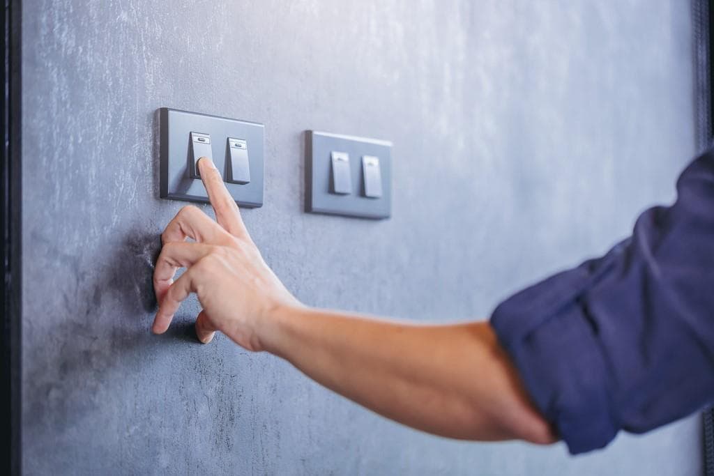 Instalación de interruptores de luz en Ribeira